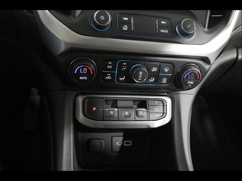 Used 2022 GMC Acadia SLE FWD image 14