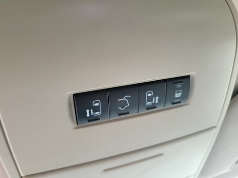 Used 2014 Chrysler Town & Country Touring w/ Driver Convenience Group FWD image 30