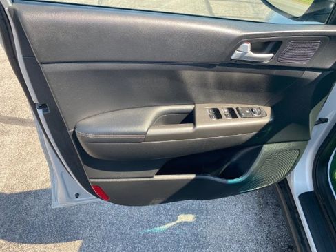 Used 2019 Kia Sportage LX image 11