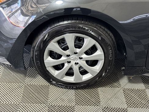 Used 2022 Toyota Corolla LE FWD image 12