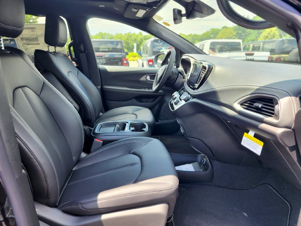 New 2027 Chrysler Pacifica Select AWD/4WD image 11