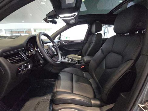 Used 2025 Porsche Macan AWD/4WD image 23