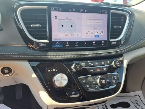 Used 2023 Chrysler Pacifica Touring-L FWD image 9
