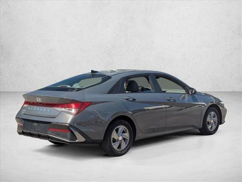 Used 2024 Hyundai Elantra SE FWD image 5
