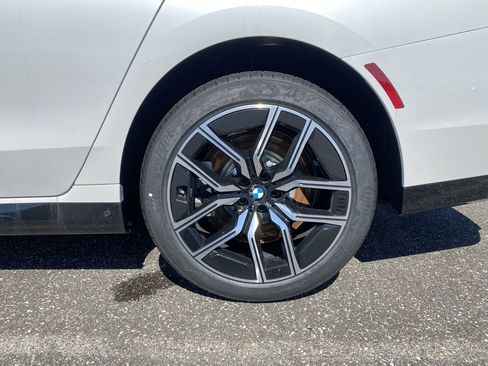 Used 2024 BMW 760i xDrive w/ Executive Package image 4