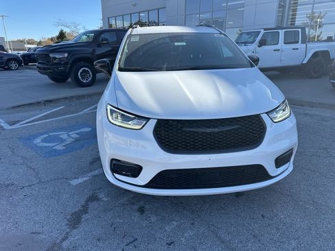 New 2026 Chrysler Pacifica Select image 9