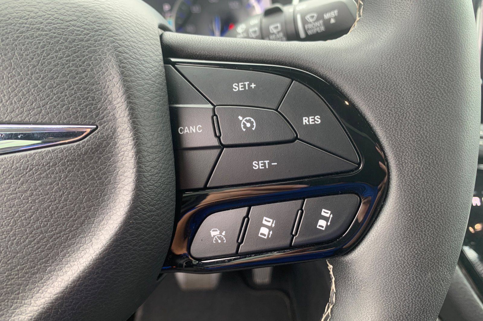 Used 2025 Chrysler Pacifica Limited FWD image 32