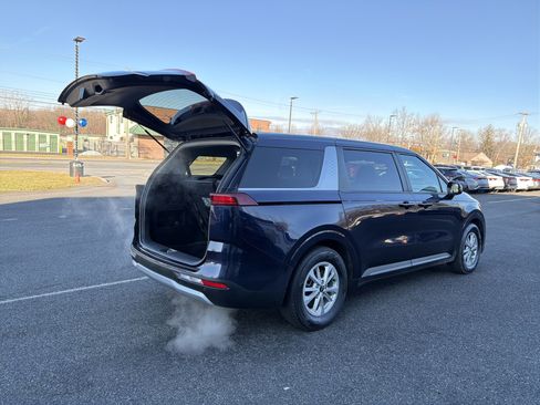 Used 2023 Kia Carnival LX image 30