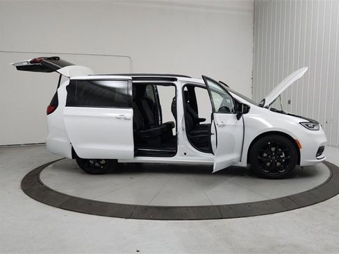 New 2026 Chrysler Pacifica Limited w/ S Appearance Package image 16