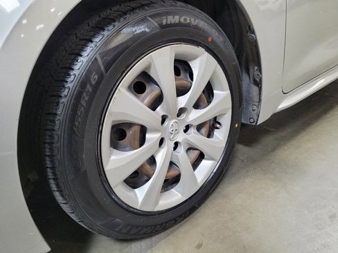Used 2022 Toyota Corolla LE w/ Carpet Mat Package (TMS) FWD image 31