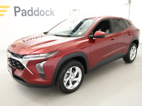 Used 2024 Chevrolet Trax LS w/ LS Convenience Package FWD image 4