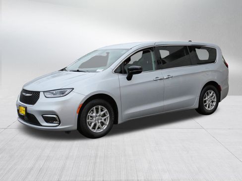 Used 2024 Chrysler Pacifica Touring-L image 3