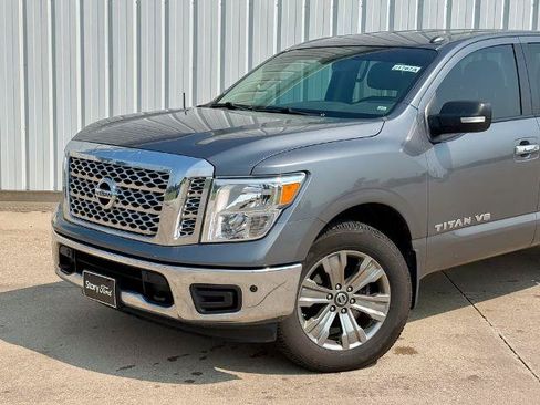 Used 2018 Nissan Titan SV w/ SV Convenience Package AWD/4WD image 2
