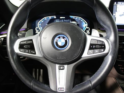 Used 2023 BMW 530e w/ M Sport Package image 5