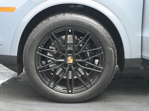 Used 2024 Porsche Cayenne image 34