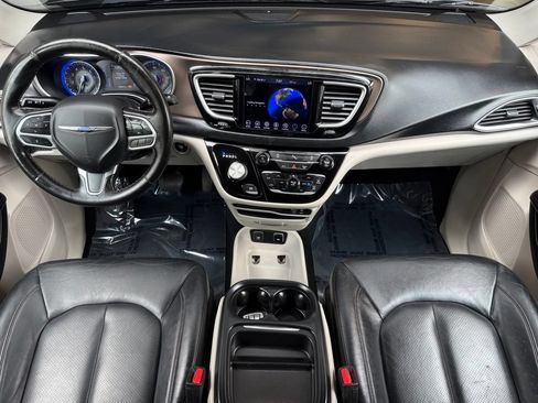 Used 2019 Chrysler Pacifica Touring-L FWD image 24