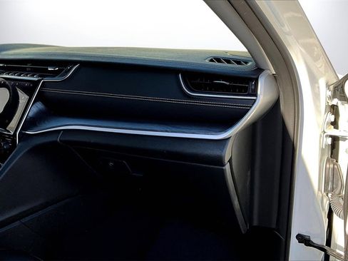 Used 2023 Jeep Grand Cherokee L Limited w/ Black Appearance Package image 19