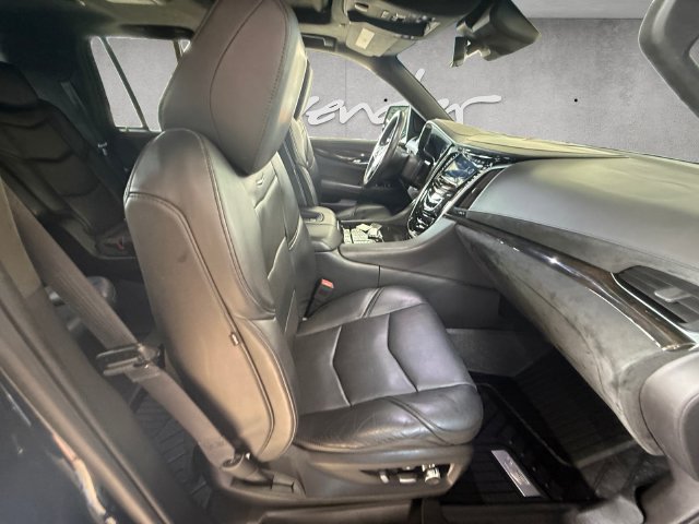 Used 2018 Cadillac Escalade Platinum AWD/4WD image 24