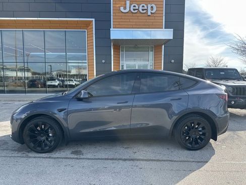 Used 2022 Tesla Model Y Long Range image 9