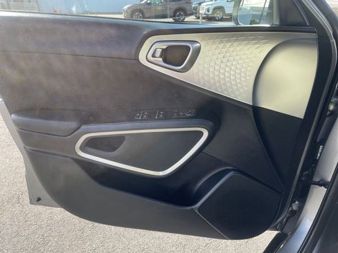 Used 2025 Kia Soul LX w/ LX Technology Package image 18