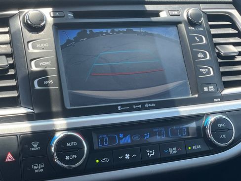 Used 2017 Toyota Highlander XLE w/ Carpet Mat Package AWD/4WD image 25