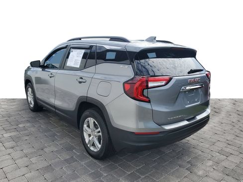 Used 2024 GMC Terrain SLE w/ Driver Convenience Package FWD image 4
