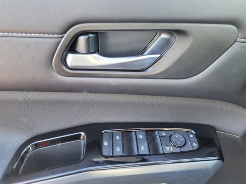 Used 2025 Nissan Pathfinder SL image 25