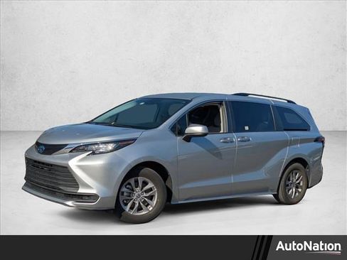Used 2023 Toyota Sienna LE image 1