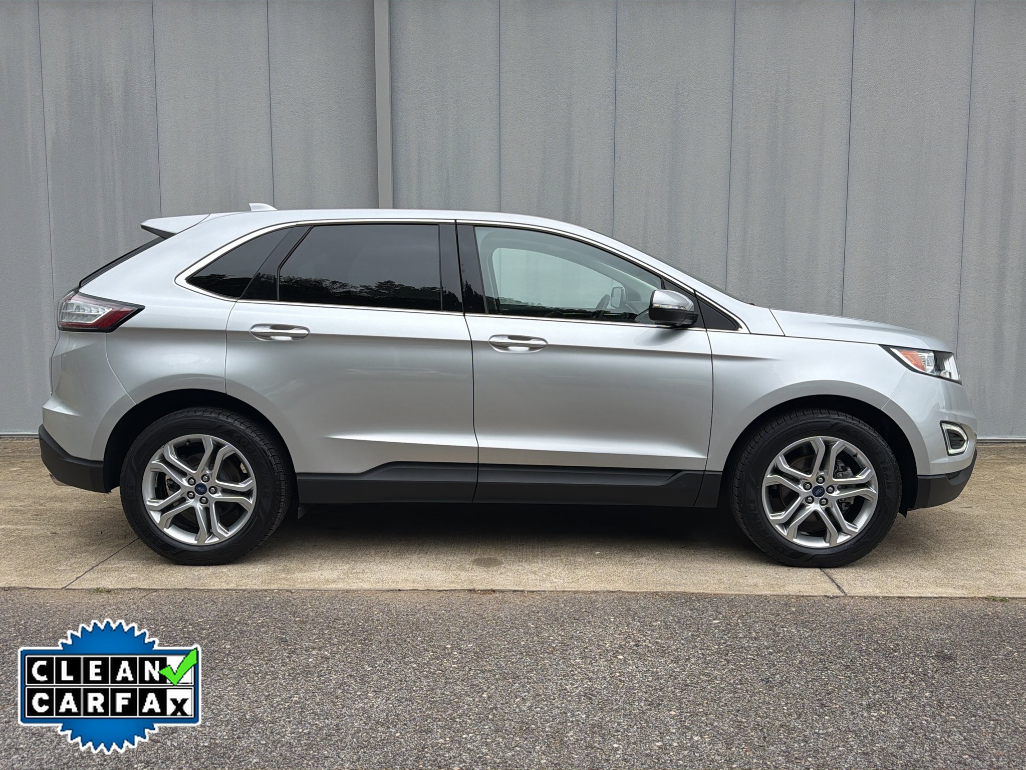 Used 2018 Ford Edge Titanium w/ Equipment Group 301A FWD image 2