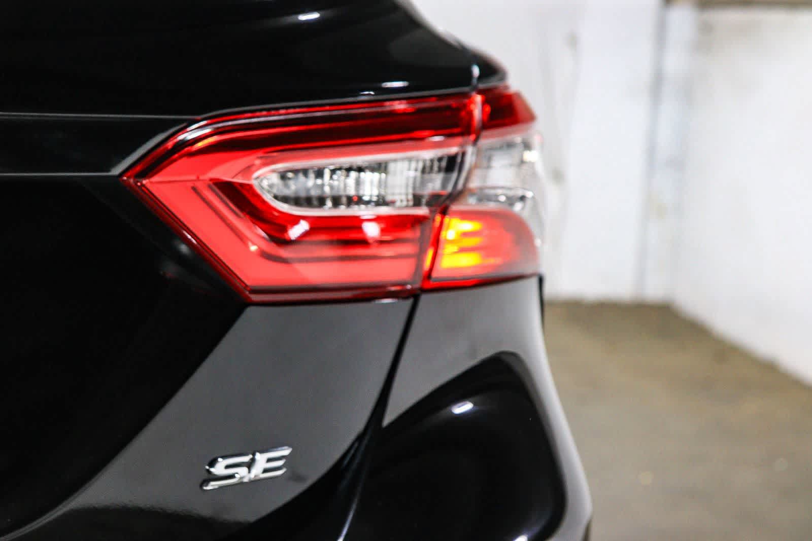 Used 2020 Toyota Camry SE w/ Carpet Mat Package FWD image 11
