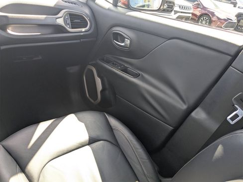 Used 2015 Jeep Renegade Limited w/ Advanced Technology Group image 18