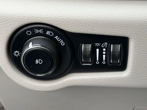 Used 2024 Chrysler Pacifica Touring-L image 13