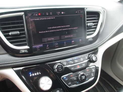 Used 2023 Chrysler Pacifica Touring-L AWD/4WD image 26