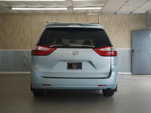 Used 2015 Toyota Sienna XLE FWD image 9