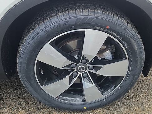 Used 2020 Volvo XC40 T5 Momentum w/ Protection Package Premier image 10