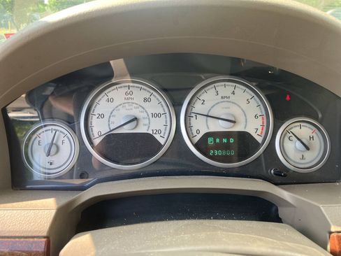 Used 2010 Chrysler Town & Country LX FWD image 4