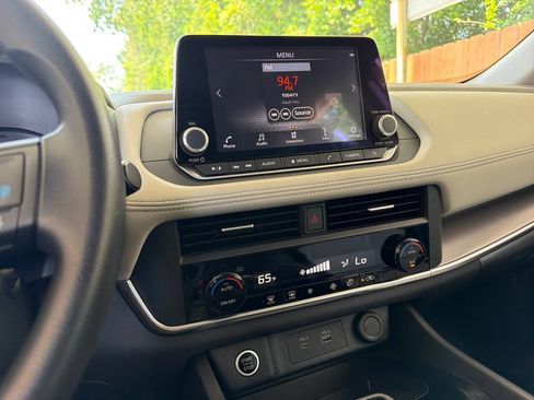 Used 2023 Nissan Rogue SV FWD image 24