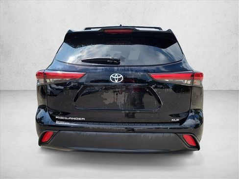 Used 2023 Toyota Highlander XLE FWD image 6