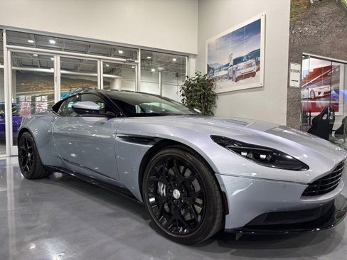 Used 2019 Aston Martin DB11 Coupe image 23