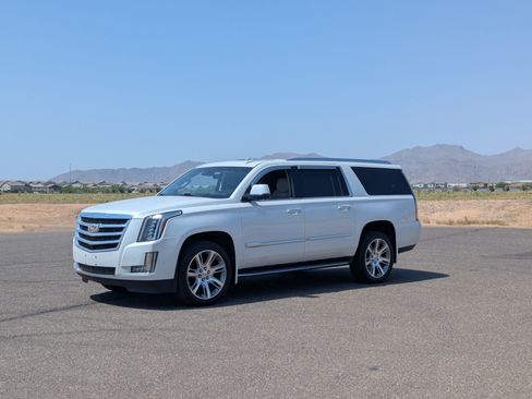 Used 2017 Cadillac Escalade ESV Luxury AWD/4WD image 7
