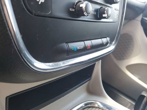 Used 2016 Dodge Grand Caravan SXT FWD image 18