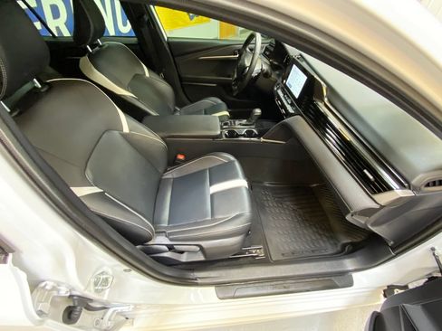 Used 2025 Toyota Camry SE w/ Convenience Package FWD image 25