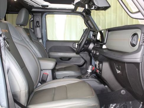 Used 2025 Jeep Gladiator Mojave AWD/4WD image 22