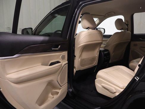 Certified 2022 Jeep Grand Cherokee L Limited AWD/4WD image 12
