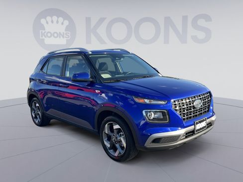 Used 2025 Hyundai Venue SEL FWD image 2