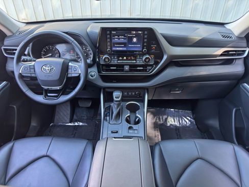 Used 2021 Toyota Highlander XLE FWD image 11