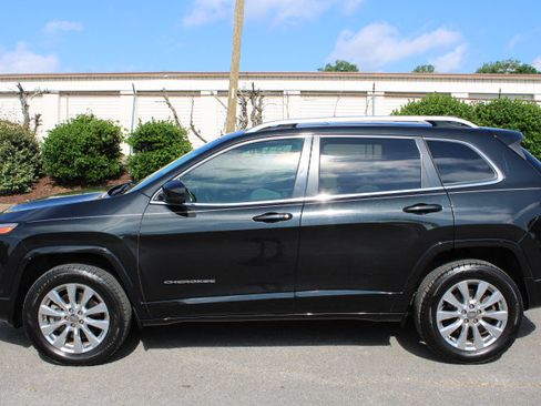 Used 2016 Jeep Cherokee Overland w/ Technology Group AWD/4WD image 10