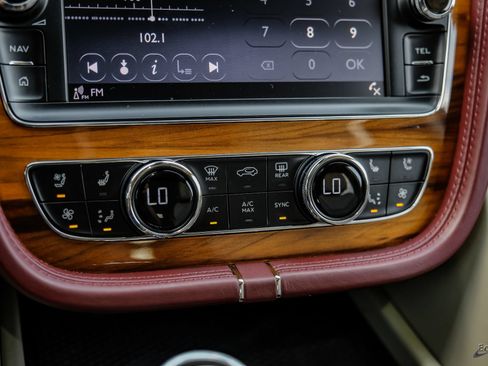 Used 2020 Bentley Bentayga Plug-In Hybrid AWD/4WD image 55