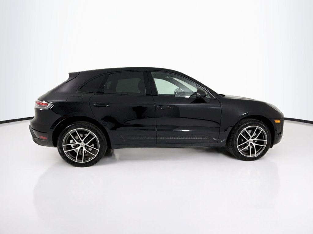 Certified 2025 Porsche Macan AWD/4WD image 8