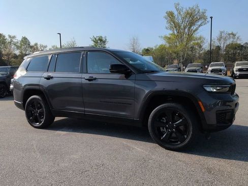Used 2022 Jeep Grand Cherokee L Laredo image 2